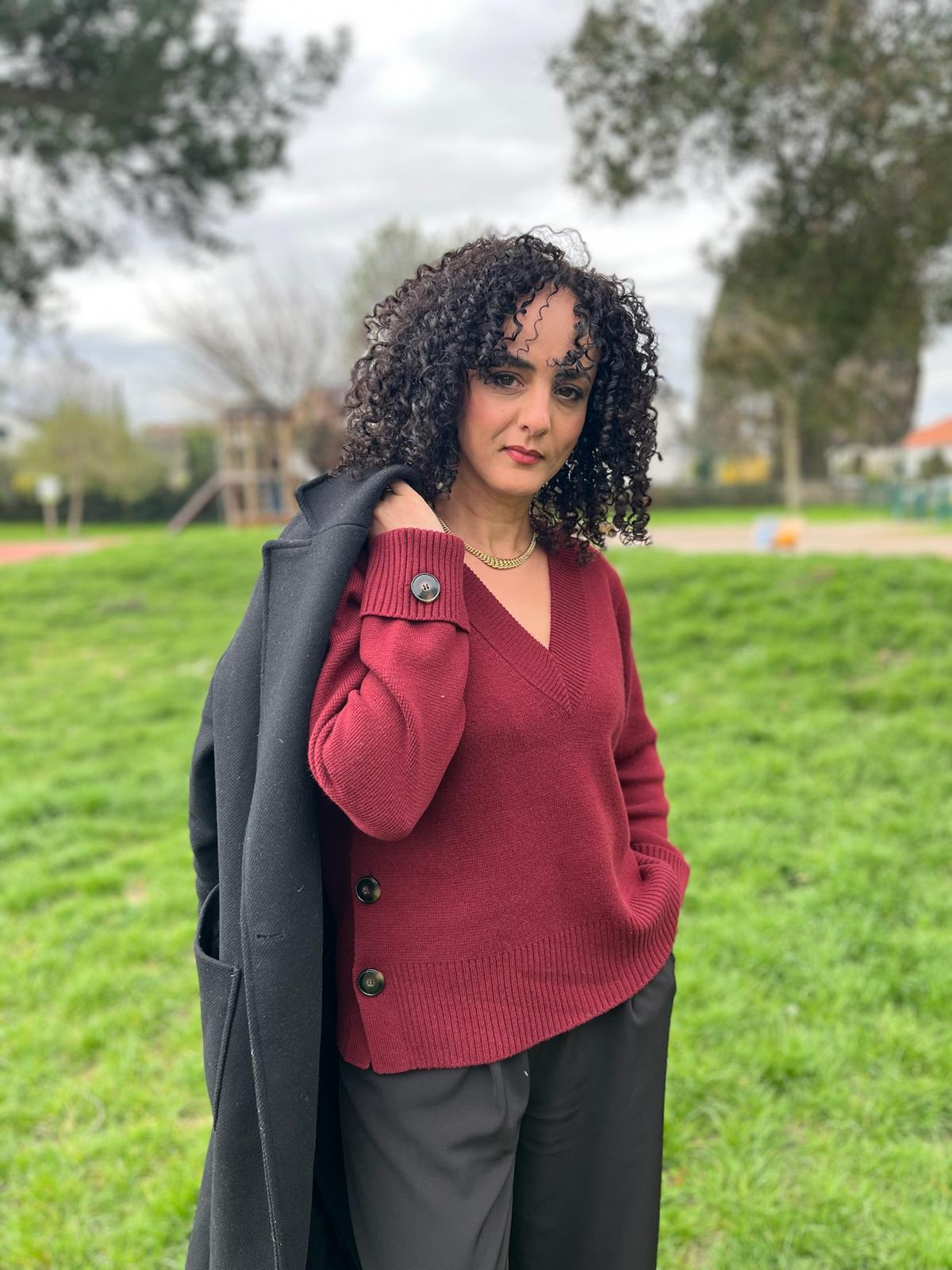 femme avec manteau dans un jardin