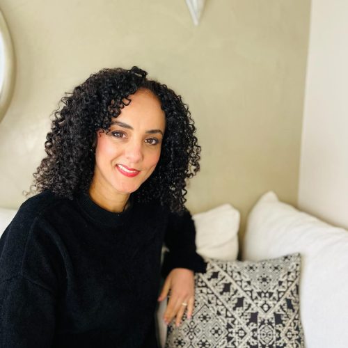 femme marocaine dans un salon marocain